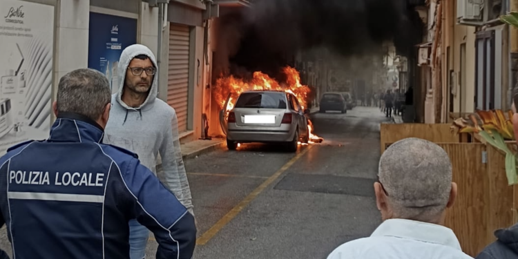 Santa Croce Camerina, auto in fiamme