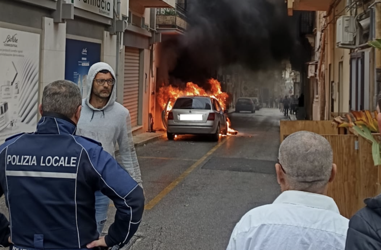Santa Croce Camerina, auto in fiamme