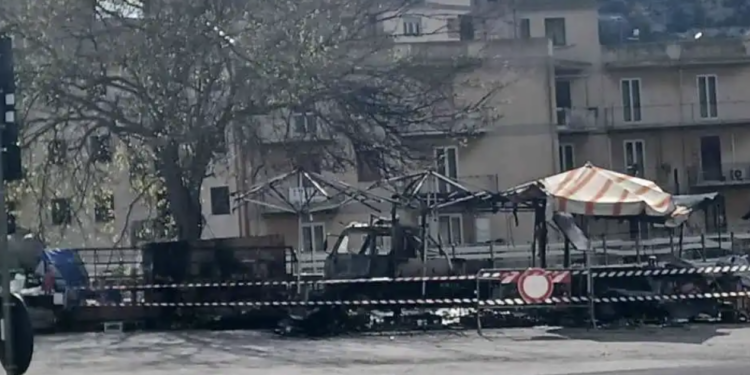 Notte di paura nel cuore di Scicli, al rogo uno storico banco di ortofrutta