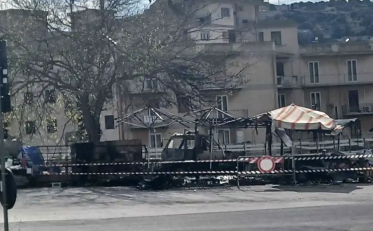 Notte di paura nel cuore di Scicli, al rogo uno storico banco di ortofrutta
