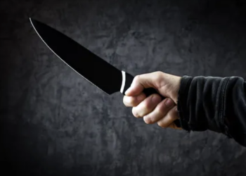 Paura in via Colajanni a Ragusa, brandisce coltello da cucina: immobilizzato con il taser