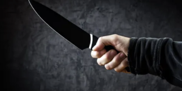 Paura in via Colajanni a Ragusa, brandisce coltello da cucina: immobilizzato con il taser