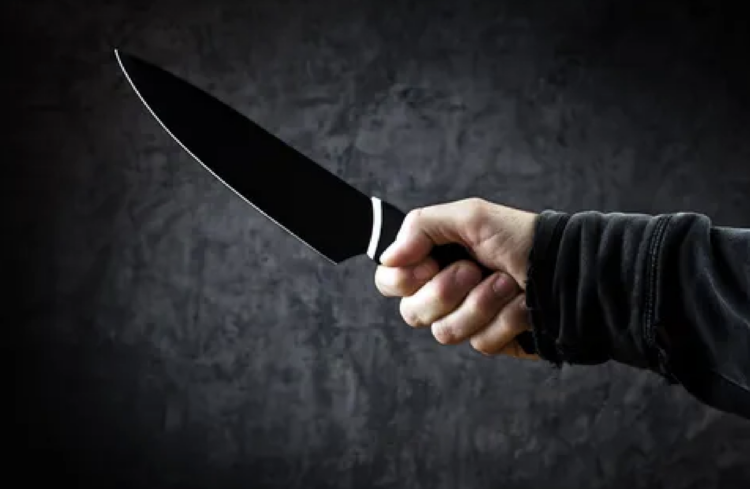 Paura in via Colajanni a Ragusa, brandisce coltello da cucina: immobilizzato con il taser