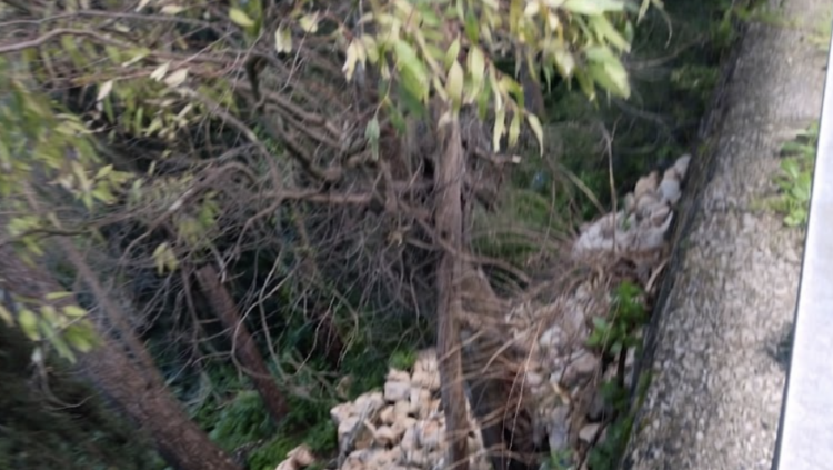 Modica, cede un muraglione lungo la via San Giuliano: pesanti disagi alla viabilità