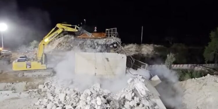 Demolito il ponte sulla Ss 514 in territorio di Chiaramonte