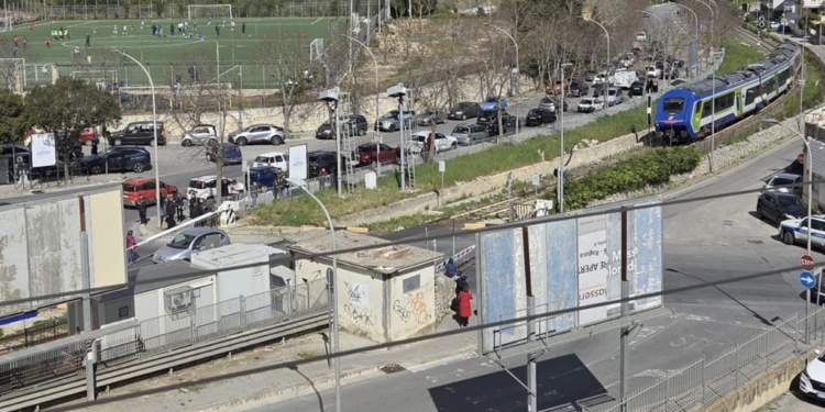 Treno sfiora auto, accade al passaggio a livello di via Paestum a Ragusa. Attimi di terrore