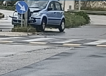 Modica, perde il controllo dell’auto e impatta contro un lampione