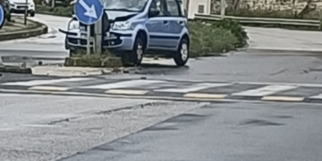 Modica, perde il controllo dell’auto e impatta contro un lampione