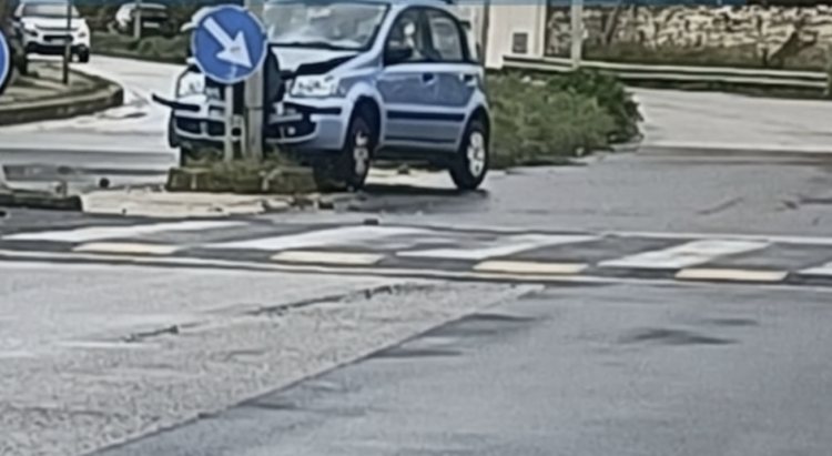 Modica, perde il controllo dell’auto e impatta contro un lampione