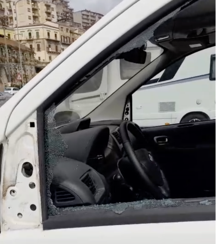 Modica, devastato il pulmino dell’associazione Casa don Puglisi. Ora se la prendono pure con i più fragili