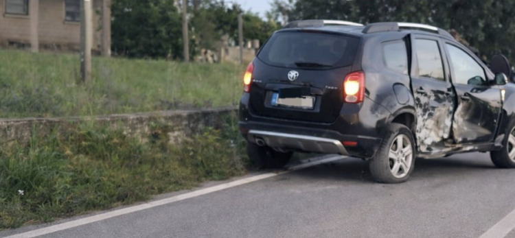 Nuovo schianto sulla vecchia provinciale Scicli-Samperi, auto semidistrutta