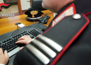 Scicli, evade i domiciliari e danneggia alcuni esercizi commerciali