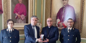 Ragusa, il questore consegna l’olio di Capaci al vescovo La Placa