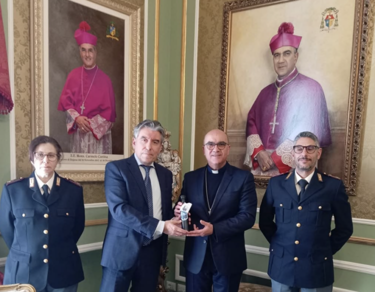 Ragusa, il questore consegna l’olio di Capaci al vescovo La Placa