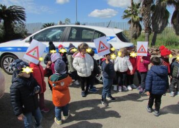 Ispica, i piccoli allievi del plesso Chiara Lazzaro dell’istituto Da Vinci in visita alla polizia locale e alla protezione civile