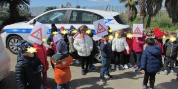 Ispica, i piccoli allievi del plesso Chiara Lazzaro dell’istituto Da Vinci in visita alla polizia locale e alla protezione civile