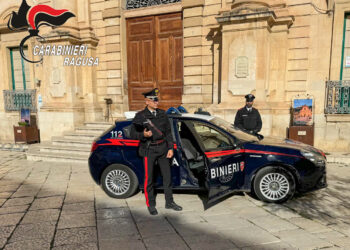 Scicli, girava per le strade della città con un’ascia in mano: denunciato