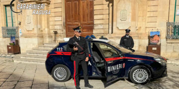 Scicli, girava per le strade della città con un’ascia in mano: denunciato