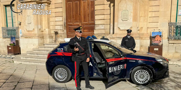 Scicli, girava per le strade della città con un’ascia in mano: denunciato