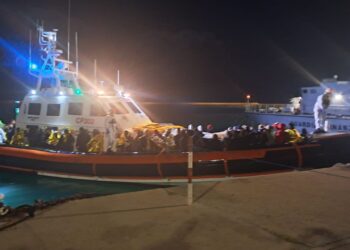 Sbarcati 103 migranti nel corso della notte, ci sono due donne e trenta minori over 14