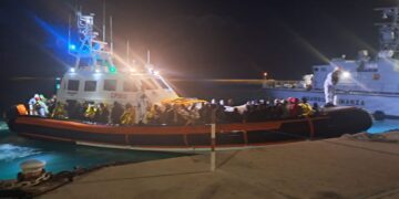 Sbarcati 103 migranti nel corso della notte, ci sono due donne e trenta minori over 14