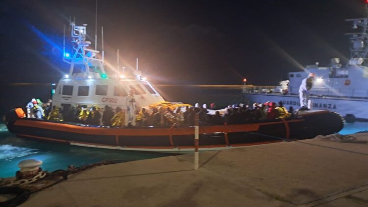 Sbarcati 103 migranti nel corso della notte, ci sono due donne e trenta minori over 14