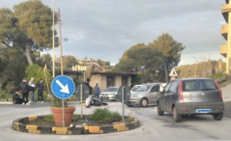 Modica, scontro tra auto e moto in via San Giuliano