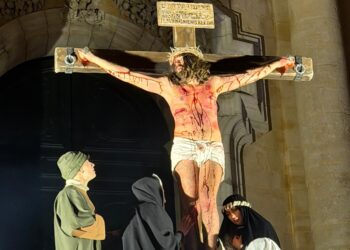 Una straordinaria partecipazione di pubblico per la Via Crucis vivente che ha animato Ibla