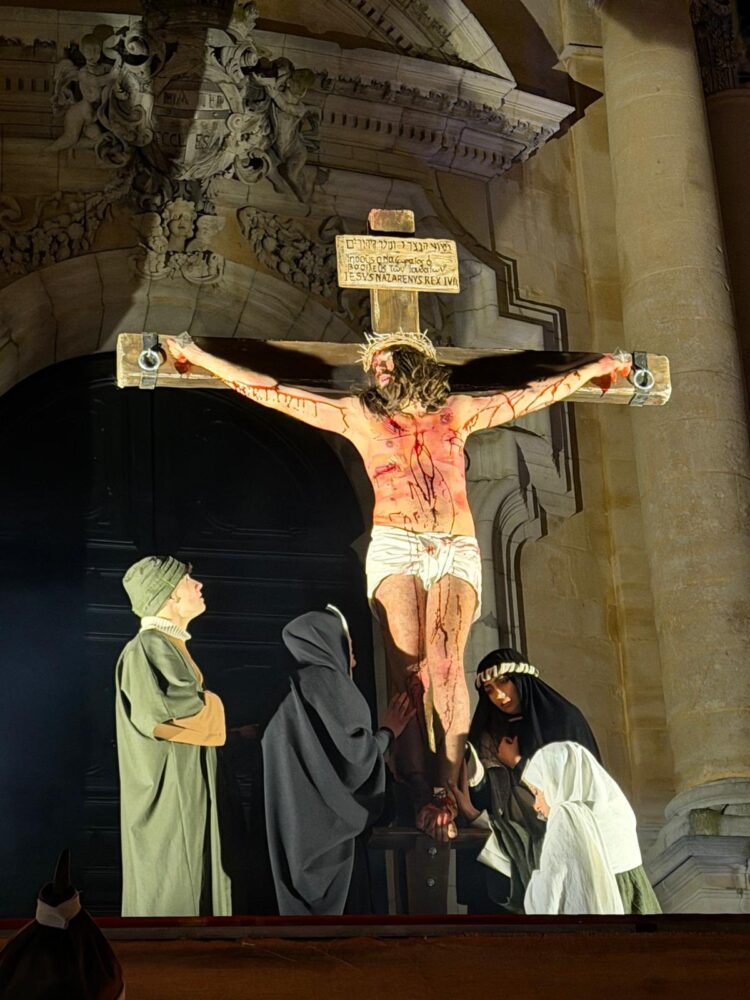Una straordinaria partecipazione di pubblico per la Via Crucis vivente che ha animato Ibla