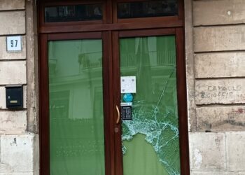 Modica, un’altra vetrata in frantumi: stavolta è una pizzeria in via Marchesa Tedeschi