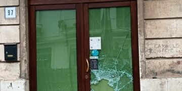 Modica, un’altra vetrata in frantumi: stavolta è una pizzeria in via Marchesa Tedeschi
