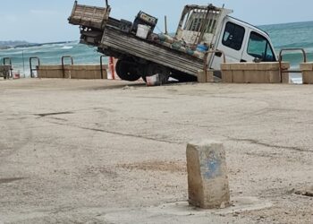Donnalucata, il furgone rischia di finire in mare e resta in bilico