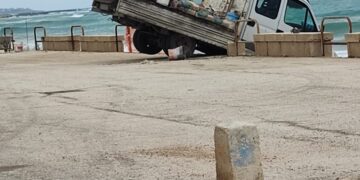 Donnalucata, il furgone rischia di finire in mare e resta in bilico