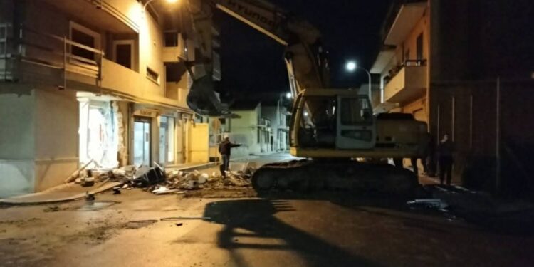 Assalto nella notte ad Acate, rubati due sportelli bancomat dalla filiale Unicredit