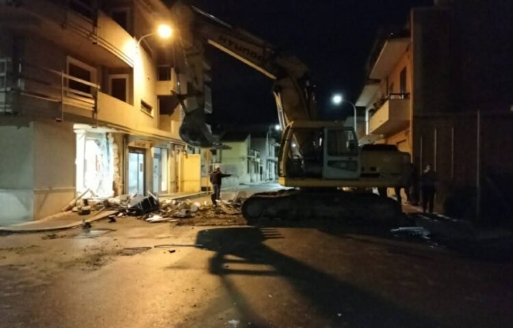 Assalto nella notte ad Acate, rubati due sportelli bancomat dalla filiale Unicredit