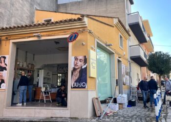 Comiso, colpo notturno nella gioielleria di via Casmene: ladri in azione con l’escavatore