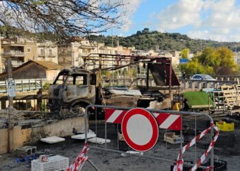 Scicli e il banco dell’ortofrutta in fiamme, denunciati una donna e il figlio minorenne