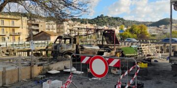 Scicli e il banco dell’ortofrutta in fiamme, denunciati una donna e il figlio minorenne