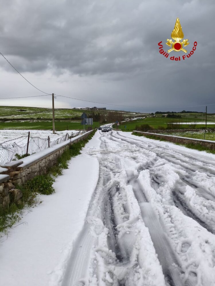 Violenta grandinata sulla Chiaramonte-Ragusa: auto impantanate