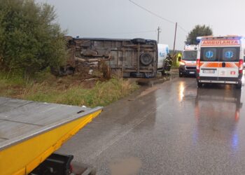 Asfalto reso scivoloso dalla pioggia sulla Comiso-S. Croce, furgone si ribalta