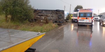 Asfalto reso scivoloso dalla pioggia sulla Comiso-S. Croce, furgone si ribalta