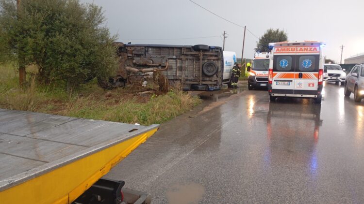 Asfalto reso scivoloso dalla pioggia sulla Comiso-S. Croce, furgone si ribalta