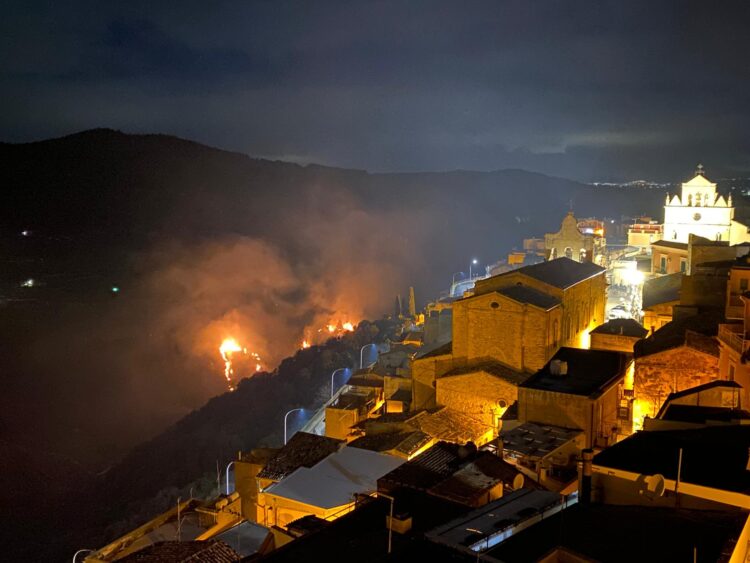 Monterosso Almo, domato l’incendio che aveva fatto preoccupare i residenti