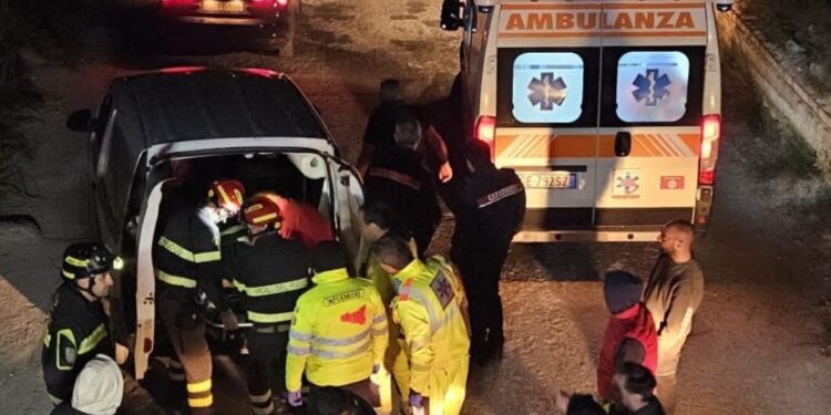 Comiso, cade in una scarpata in una zona impervia: salvato dai vigili del fuoco