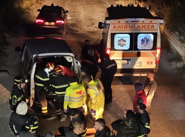 Comiso, cade in una scarpata in una zona impervia: salvato dai vigili del fuoco