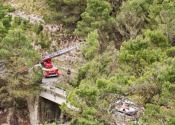 Chiaramonte, cadono alberi lungo la strada. Chiusa la circonvallazione