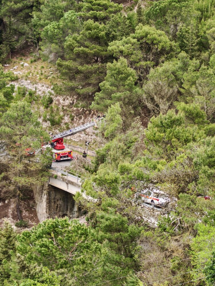 Chiaramonte, cadono alberi lungo la strada. Chiusa la circonvallazione