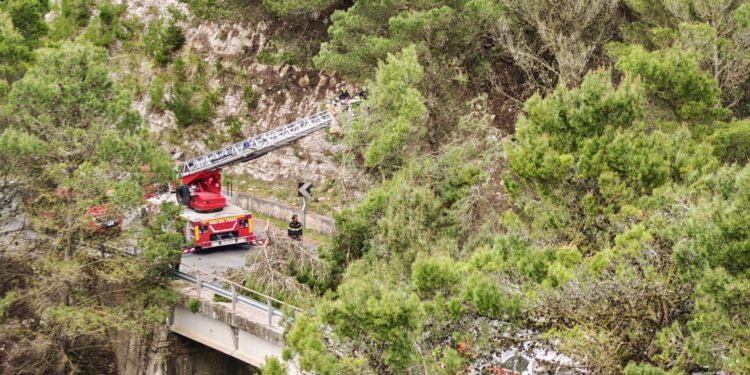 Chiaramonte, cadono alberi lungo la strada. Chiusa la circonvallazione