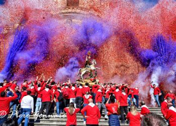 La festa di San Giorgio a Modica e l’intervento del vescovo Rumeo: “Non è più una processione, ma un corteo”