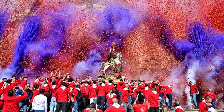 La festa di San Giorgio a Modica e l’intervento del vescovo Rumeo: “Non è più una processione, ma un corteo”